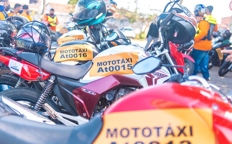 SMTT realiza mutirão para incentivar a regulamentação dos mototaxistas