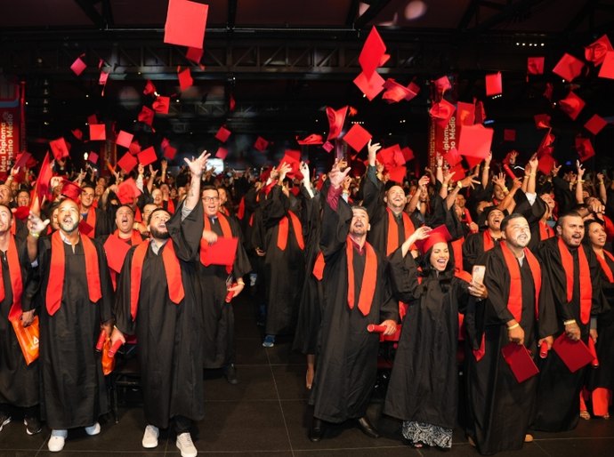 iFood investe cerca de R$ 5 milhões para entregadores concluírem o Ensino Médio