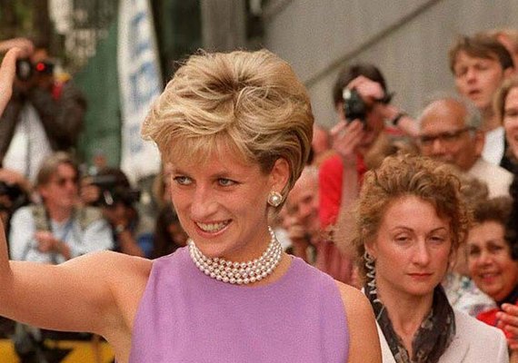 Princesa Diana é homenageada por fãs na internet e comparada com rainha Camilla