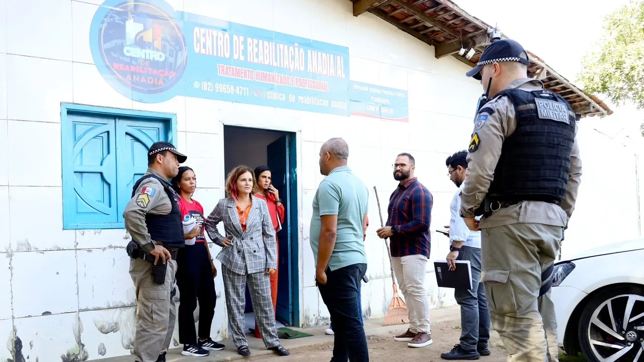Operação em Anadia resgata internos mantidos sem autorização e encontra adolescente trancado em quarto escuro