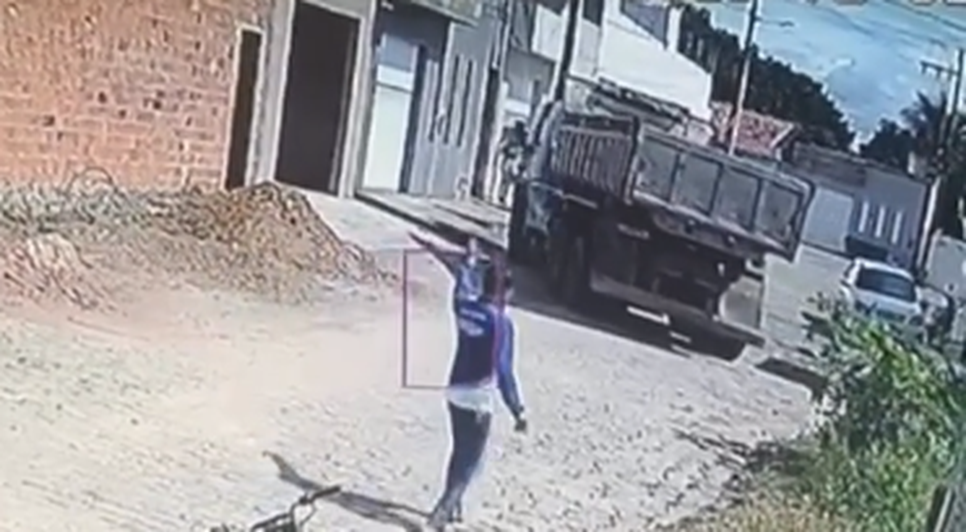Cachorro é atropelado por caçamba e chutado antes de morrer em Ribeirópolis