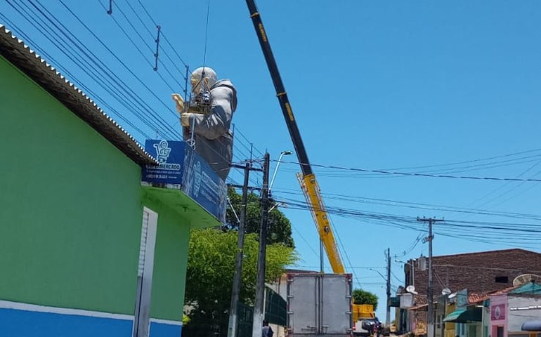 Desbotamento da escultura de Frei Damião em Canafístula: obra de meio milhão de reais está sendo repintada