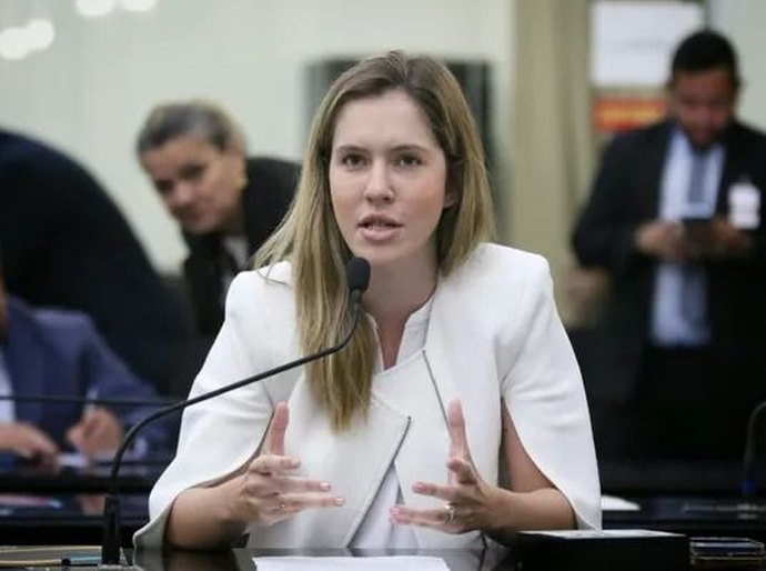Proposta por Cibele Moura, Frente Parlamentar em Defesa da Advocacia é aprovada na ALE