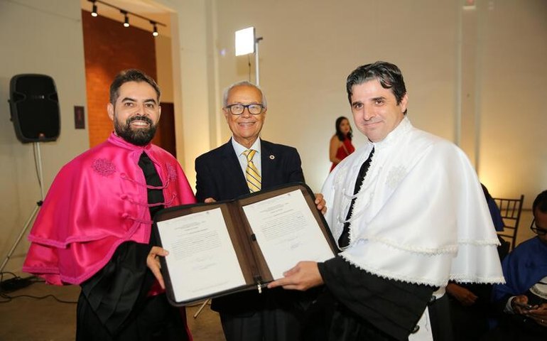 José Wanderley empossa reitor da Uneal