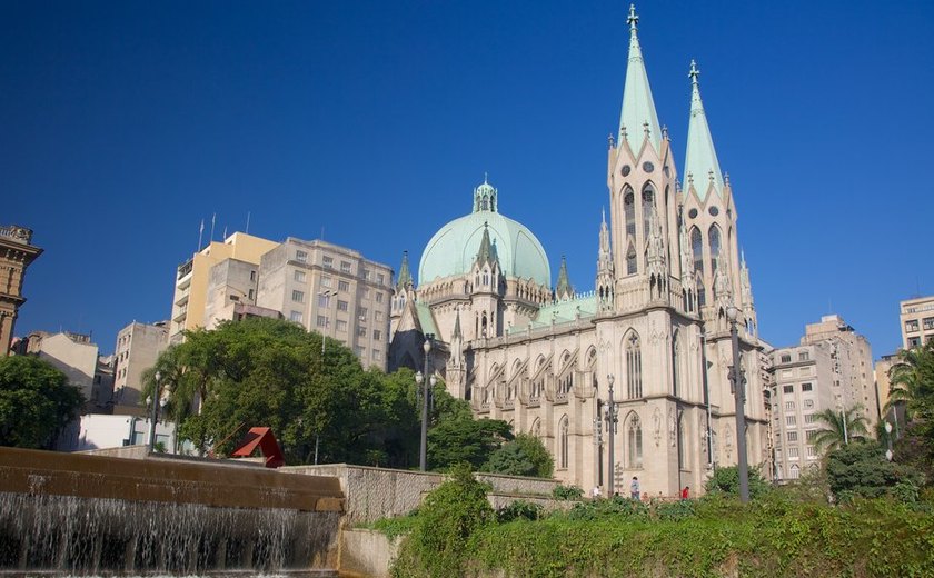 Nuvens de fumaça tomam conta de ruas em Londres após incêndio próximo à Catedral de São Paulo