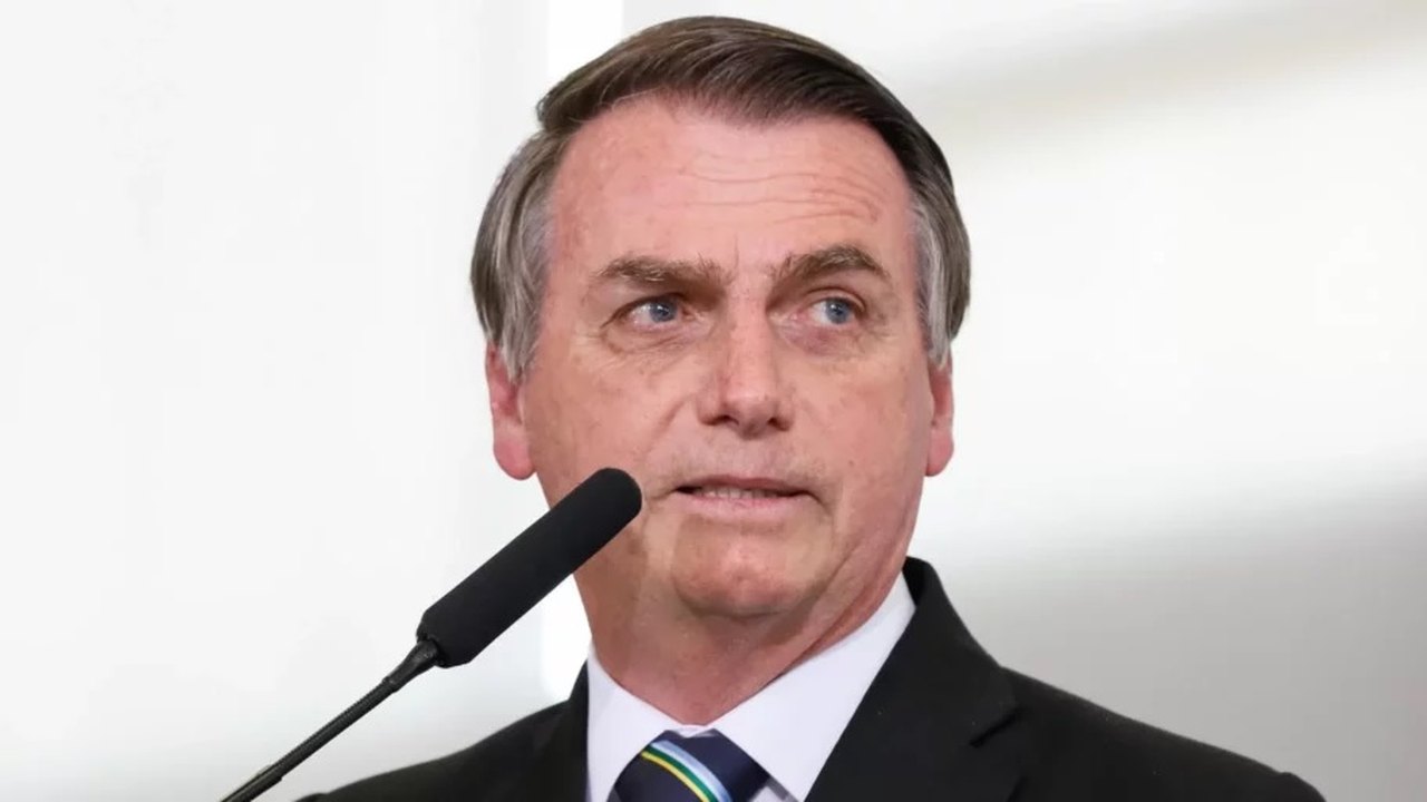 Bolsonaro publica no Twitter como se ainda fosse presidente; internautas reagem