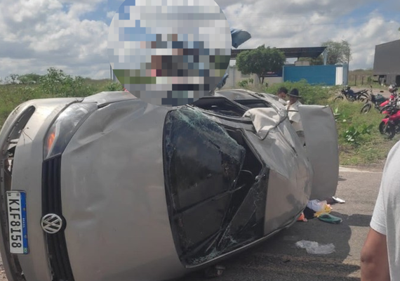 Acidente de carro deixa homem morto e pendurado em uma das janelas